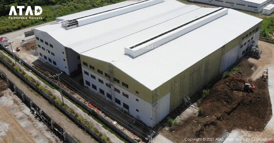 Большое сборное офисное здание из стали с двускатной крышей и бетонным фундаментом