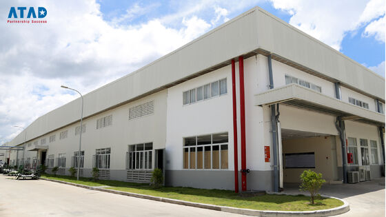 Большое сборное офисное здание из стали с двускатной крышей и бетонным фундаментом