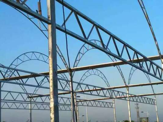 Пленочная теплица с непрерывным пролетом, используемая для улучшения и ускорения созревания овощей