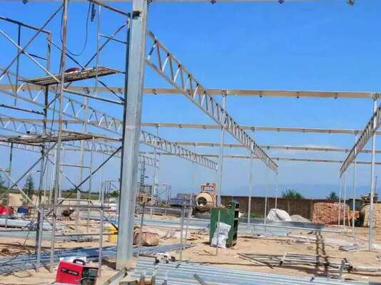 Пленочная теплица с непрерывным пролетом, используемая для улучшения и ускорения созревания овощей